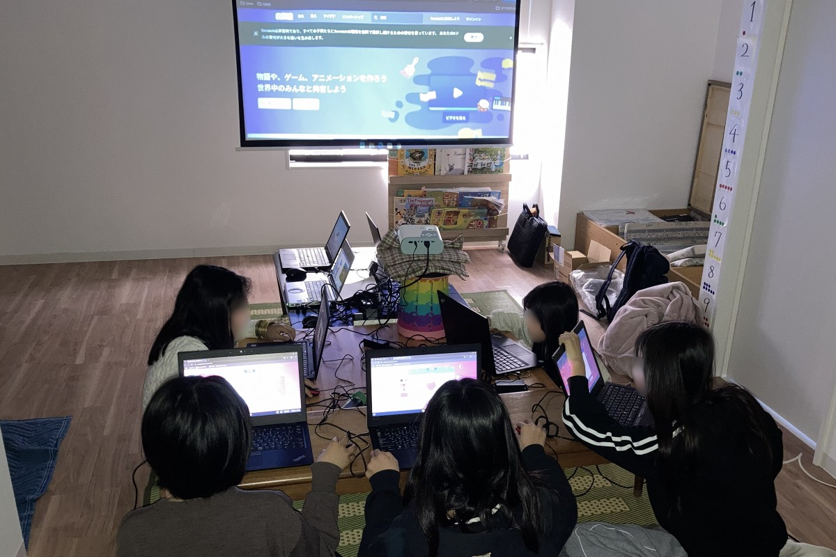 プログラミング教材で試行錯誤する子どもたちの様子